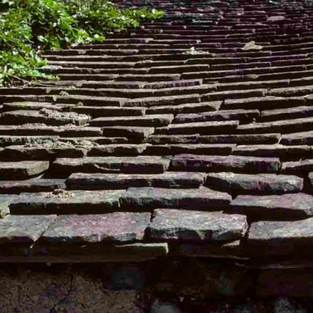 Réparations de toitures et de tuiles en laves de grès dans un état de grès authentique