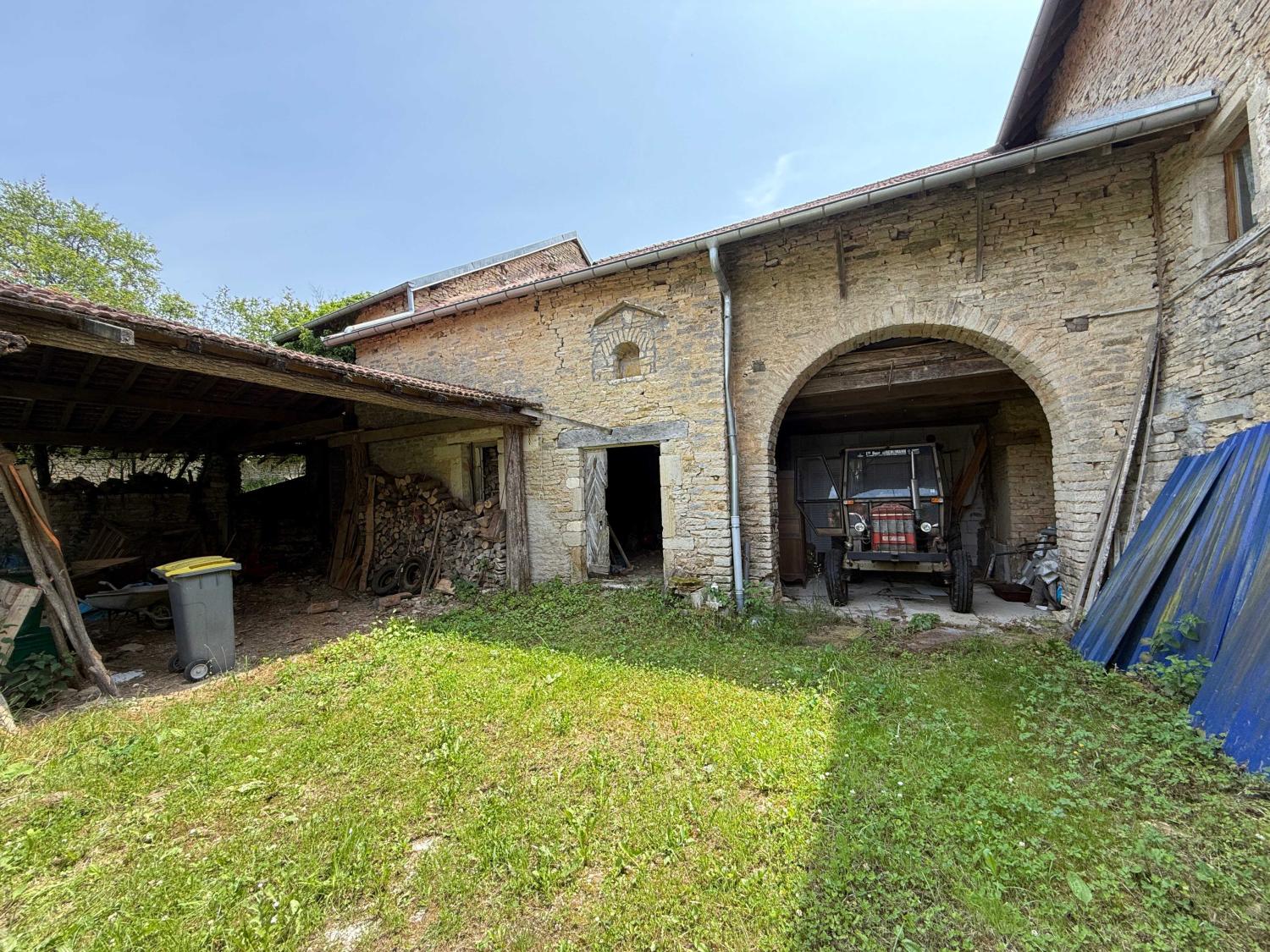  à vendre ferme de village Confracourt Haute-Saône 22