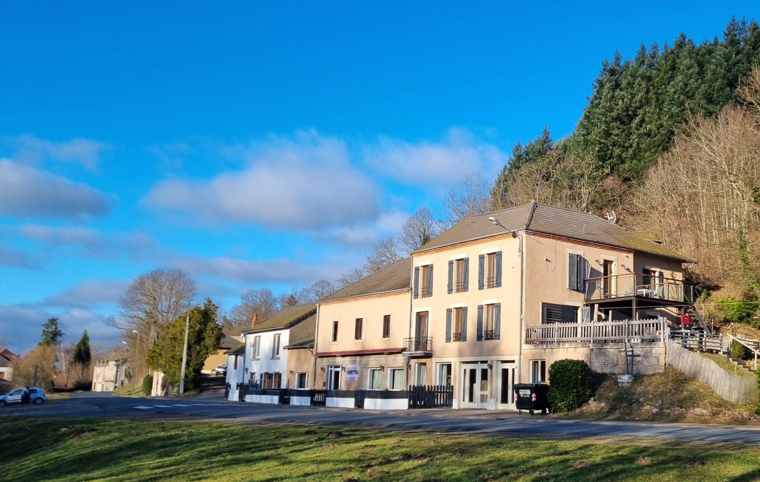  à vendre gîtes/ chambres d'hôtes Le Mayet-de-Montagne Allier 1